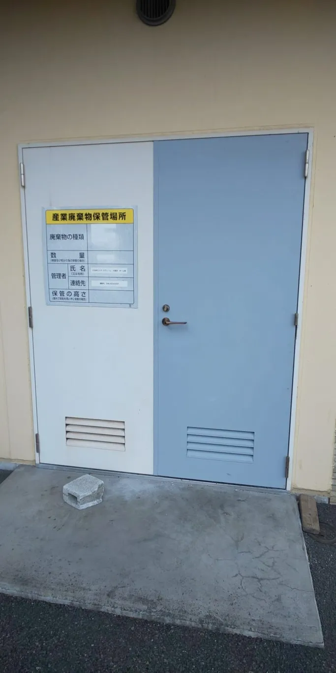 横須賀市内の老人ホームにて鉄製扉の製作と交換