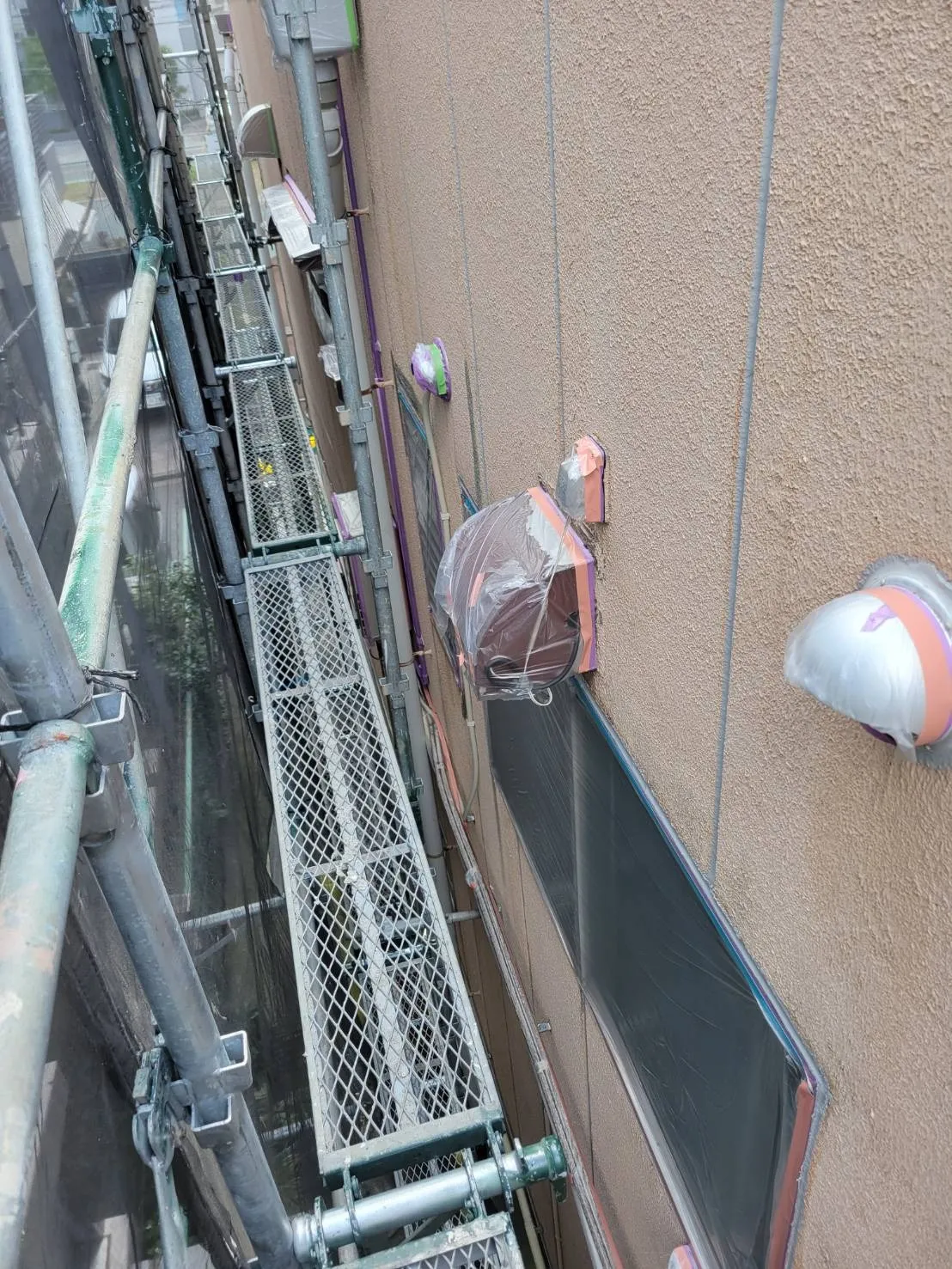 横浜市神奈川区の戸建て住宅工事の続きです！外壁材が、発砲気泡コンクリート（ALC）の為、外壁塗装工事の前にシーリング打ち工事を施工いたします。