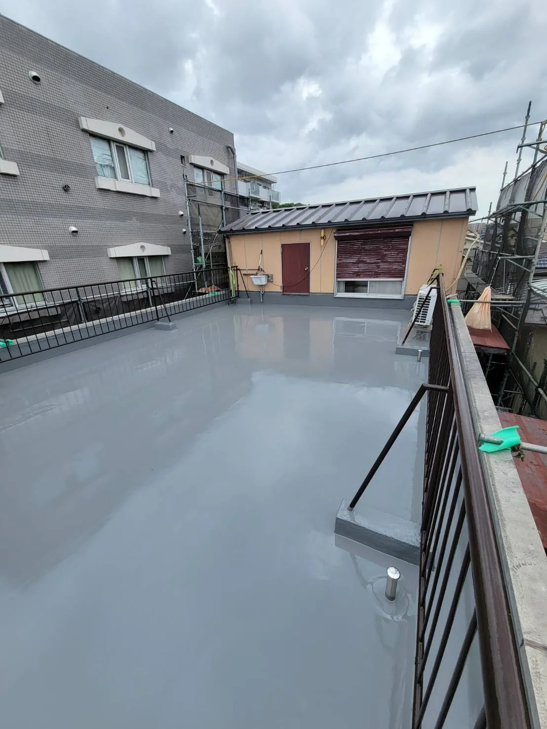横浜市神奈川区にある陸屋根の屋上防水工事が完成いたしました。使用防水材は、サラセーヌの通気緩衝工法になります。