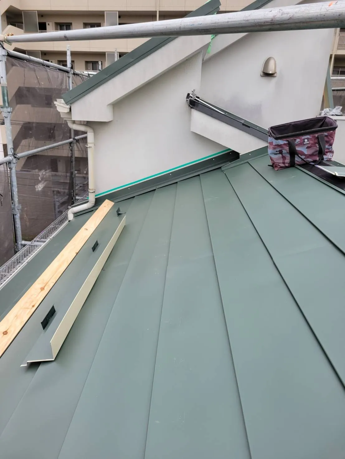 横浜市神奈川区のO様邸で屋根カバー工法工事がほぼ完成です！