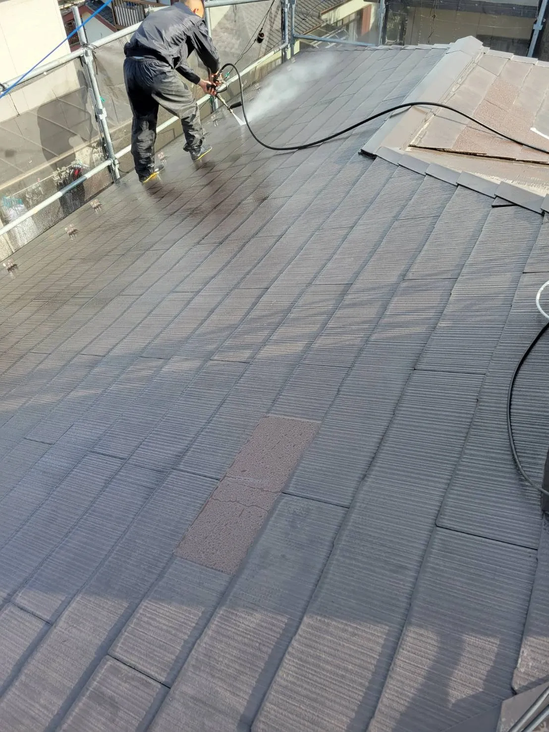 秦野市渋沢にあるK様邸で屋根の塗装工事前の高圧洗浄を行いました！