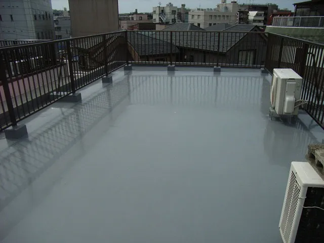 ビルの屋上に防水切れ補修を行った防水工事例です
