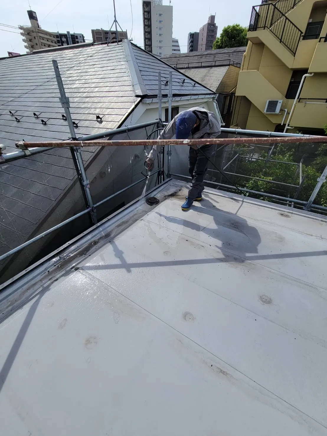 東京都世田谷区上馬のN様邸にて外壁塗装および防水工事前の高圧洗浄作業を行いました！