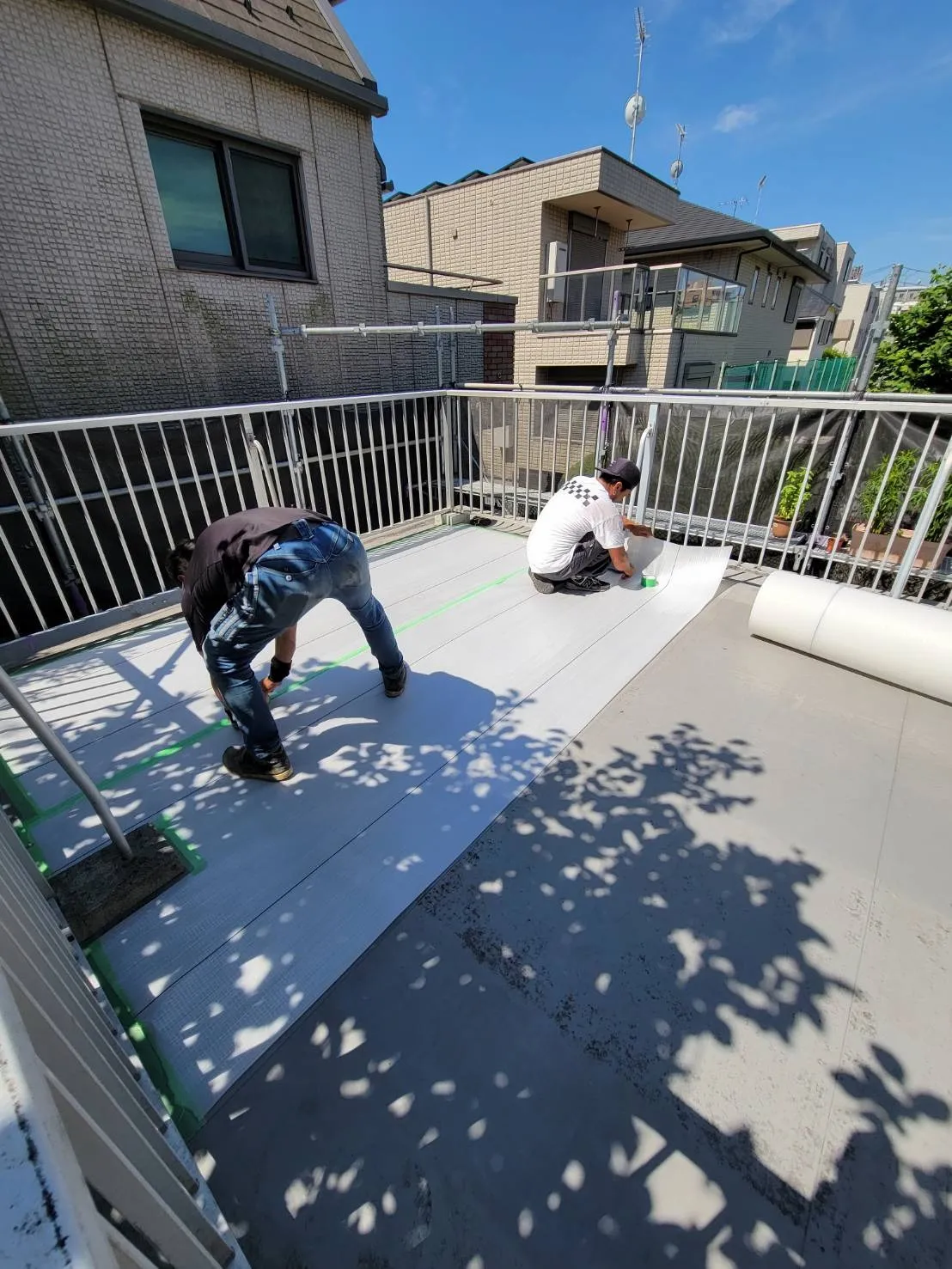 東京都世田谷区のN様邸において防水シート工事が始まりました。