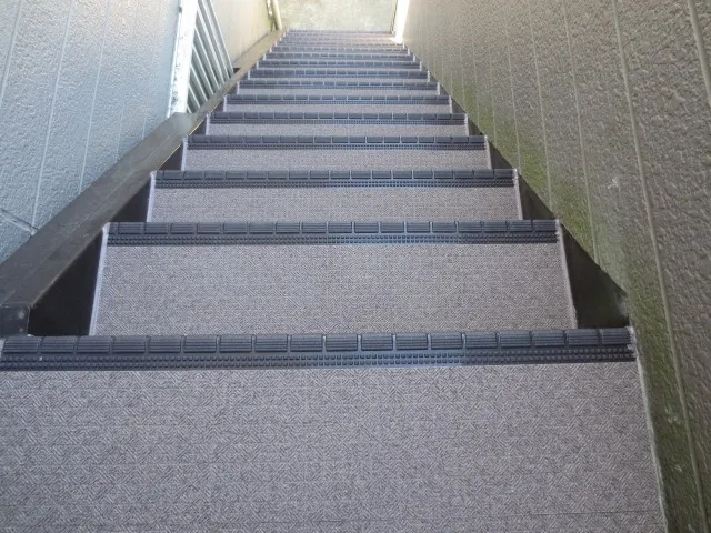 茅ヶ崎市にあるアパートの外階段に長尺シート（タキステップ）を施工