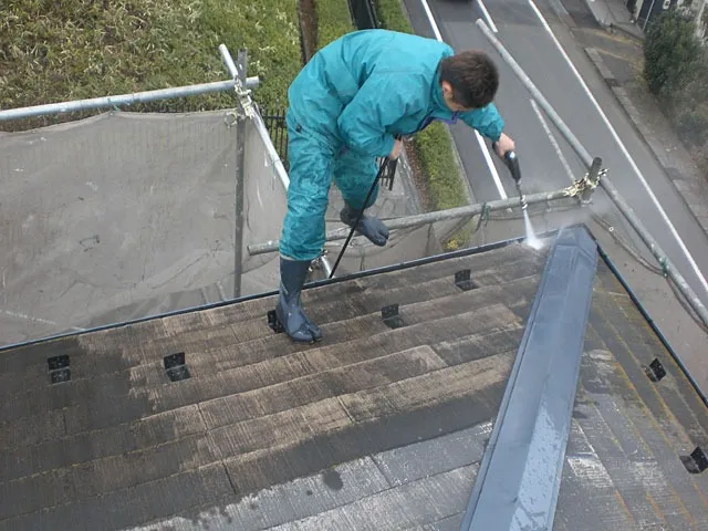 コロニアルスレート屋根の高圧洗浄作業