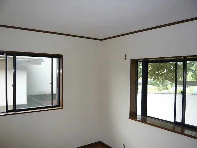 戸建住宅で白を基調とした壁紙の張替え工事例